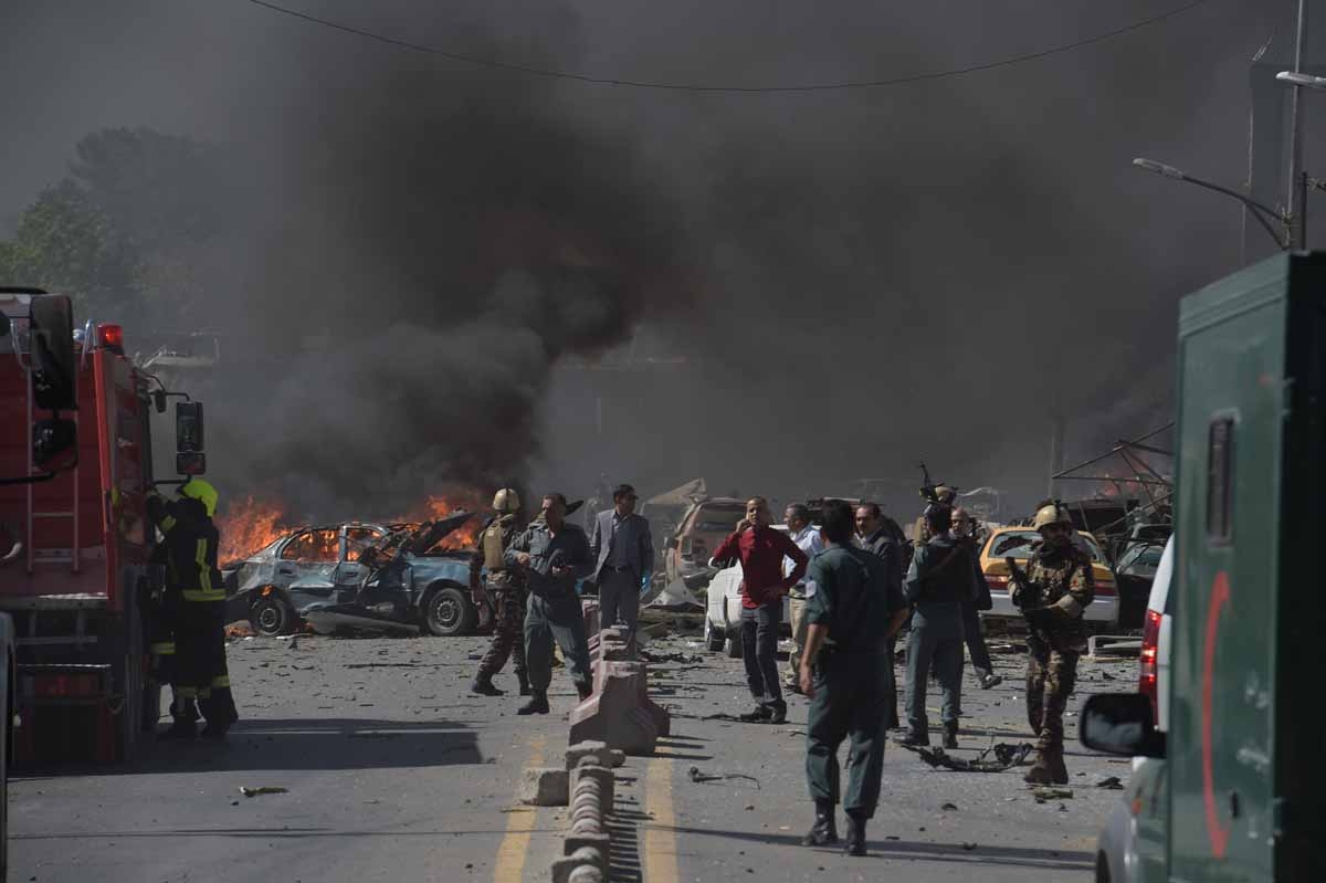 Afghan security forces arrive at the site of a car bomb attack in Kabul on May 31, 2017.