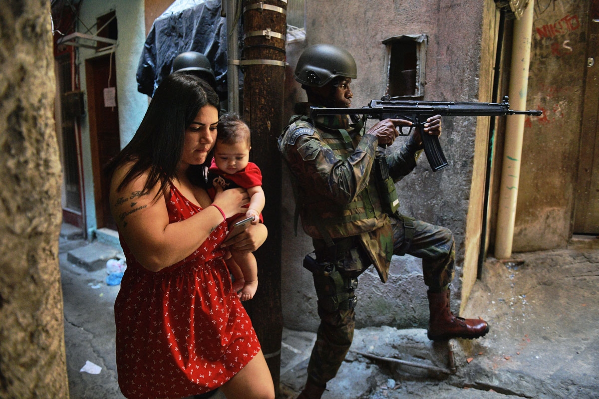 Pendant une opération de la police militaire dans la favela Rocinha, à Rio de Janeiro, le 23 septembre 2017.