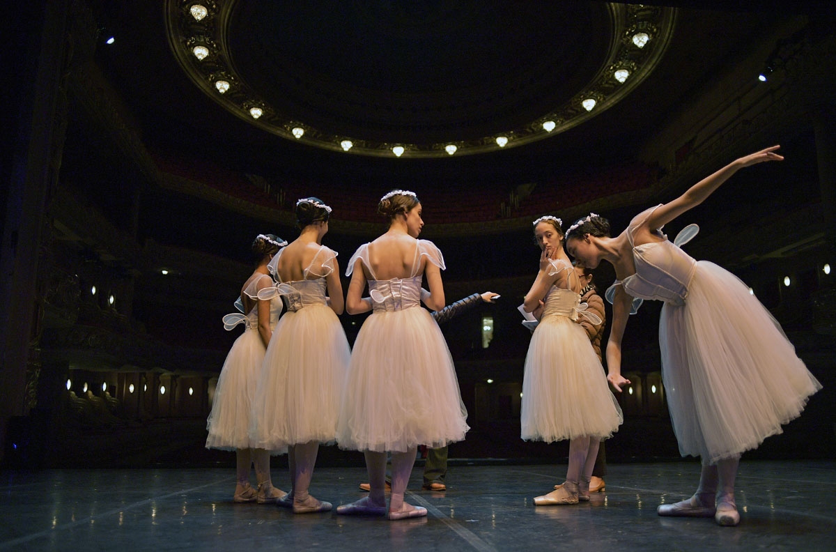 Ballet dancers rehearse before the opening night of a Ballet production at the Municipal Theater in Rio de Janeiro, Brazil on June 20, 2018. - In 2017, the ravages of Brazilâs economic crisis hit hard and many of the Municipal