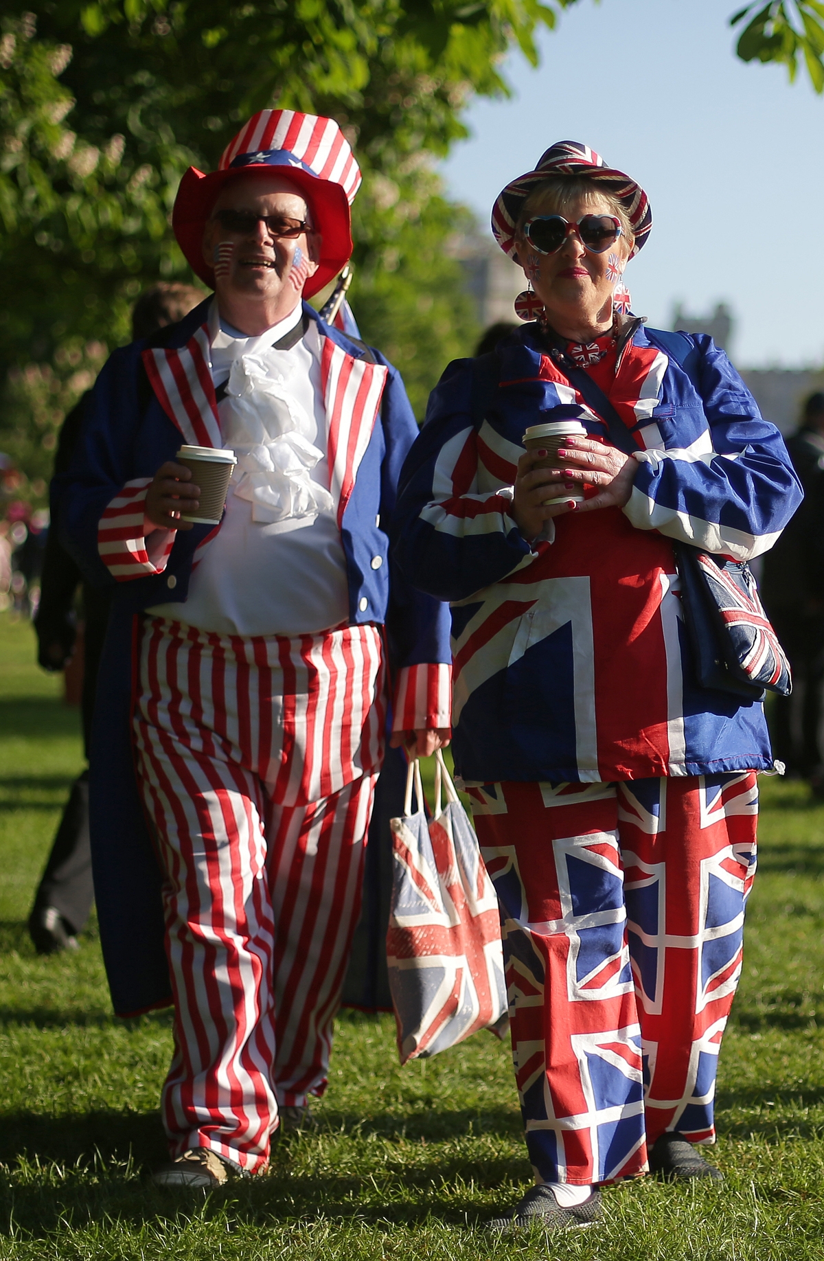 Well-wishers arrive on the Long Walk leading to Windsor Castle ahead of the wedding and carriage procession of Britain's Prince Harry and Meghan Markle in Windsor, on May 19, 2018. / AFP PHOTO / Daniel LEAL-OLIVAS