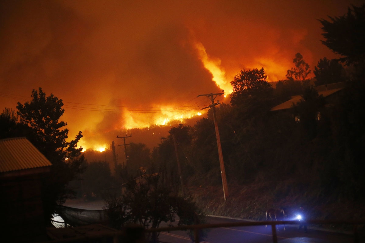A forest fire burns out of control in Santa Olga, 240 km south of Santiago, on January 25, 2017.