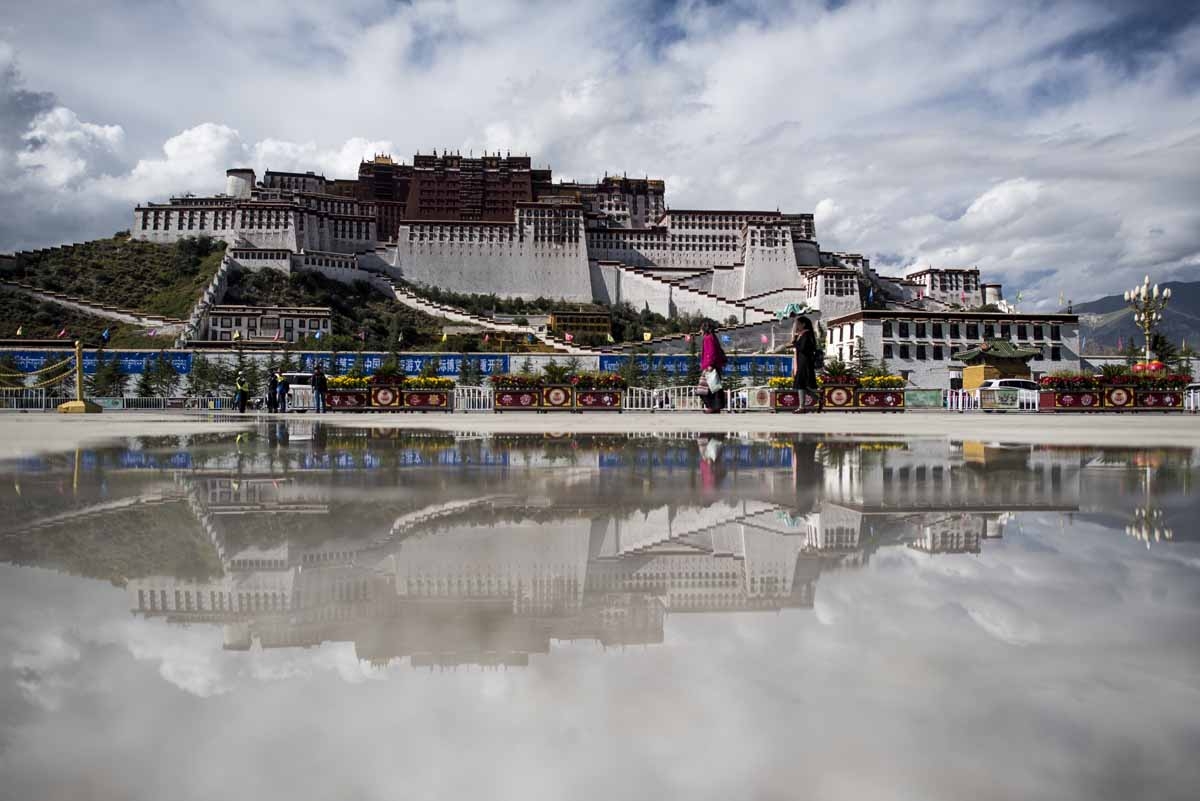 This picture taken on September 11, 2016 shows tourists in front of the iconic Potala Palace in the regional capital Lhasa, in China's Tibet Autonomous Region. This picture taken on September 11, 2016 shows tourists in front of the iconic Potala Palace in the regional capital Lhasa, in China's Tibet Autonomous Region.