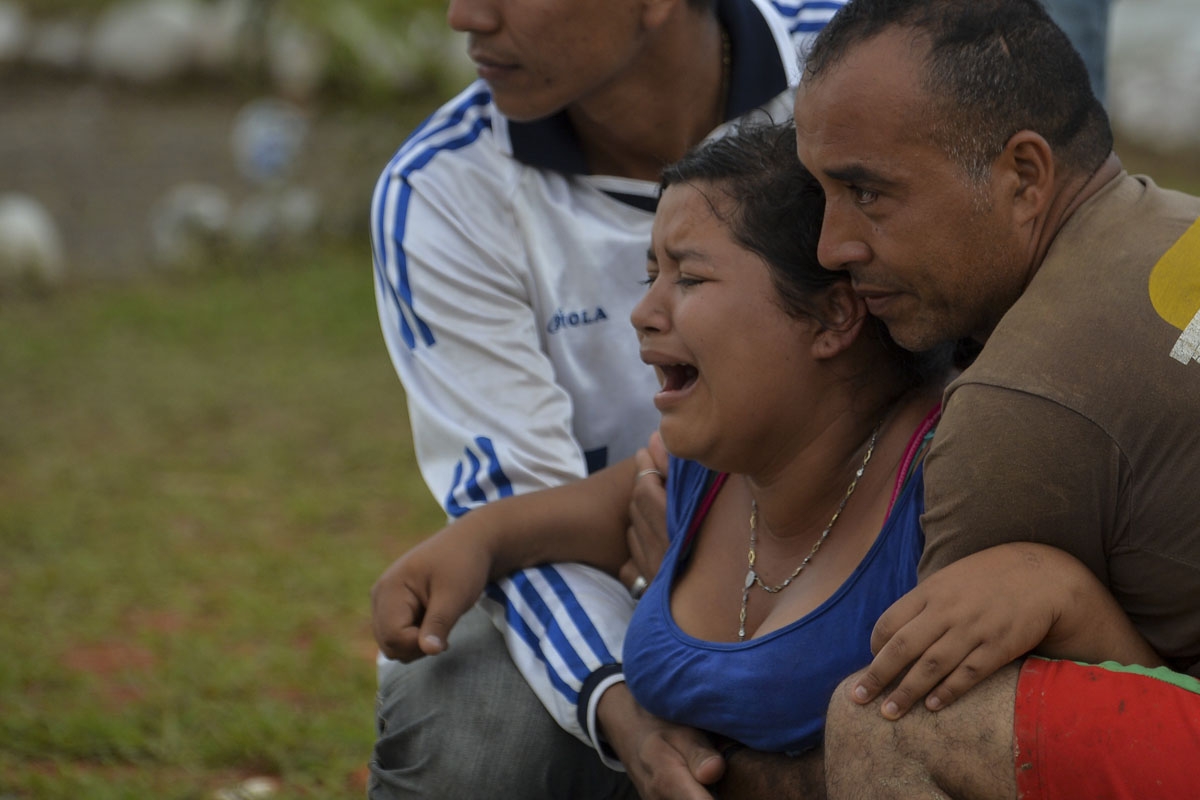 A woman weeps during the funeral of her relative, a victim of a mudslides caused by heavy rains, at the cemetery in Mocoa, Putumayo department, Colombia on April 3, 2017.
