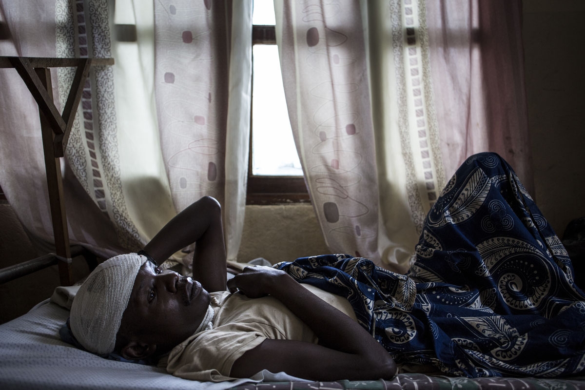 Myime - Richards, 32 ans, en convalescence à l'hôpital de Bunia recovers in a hospital room on March 2, 2018 in Bunia, after he lost his wife, three of his four children and suffered severe lacerations to his head and neck after an attack on his village