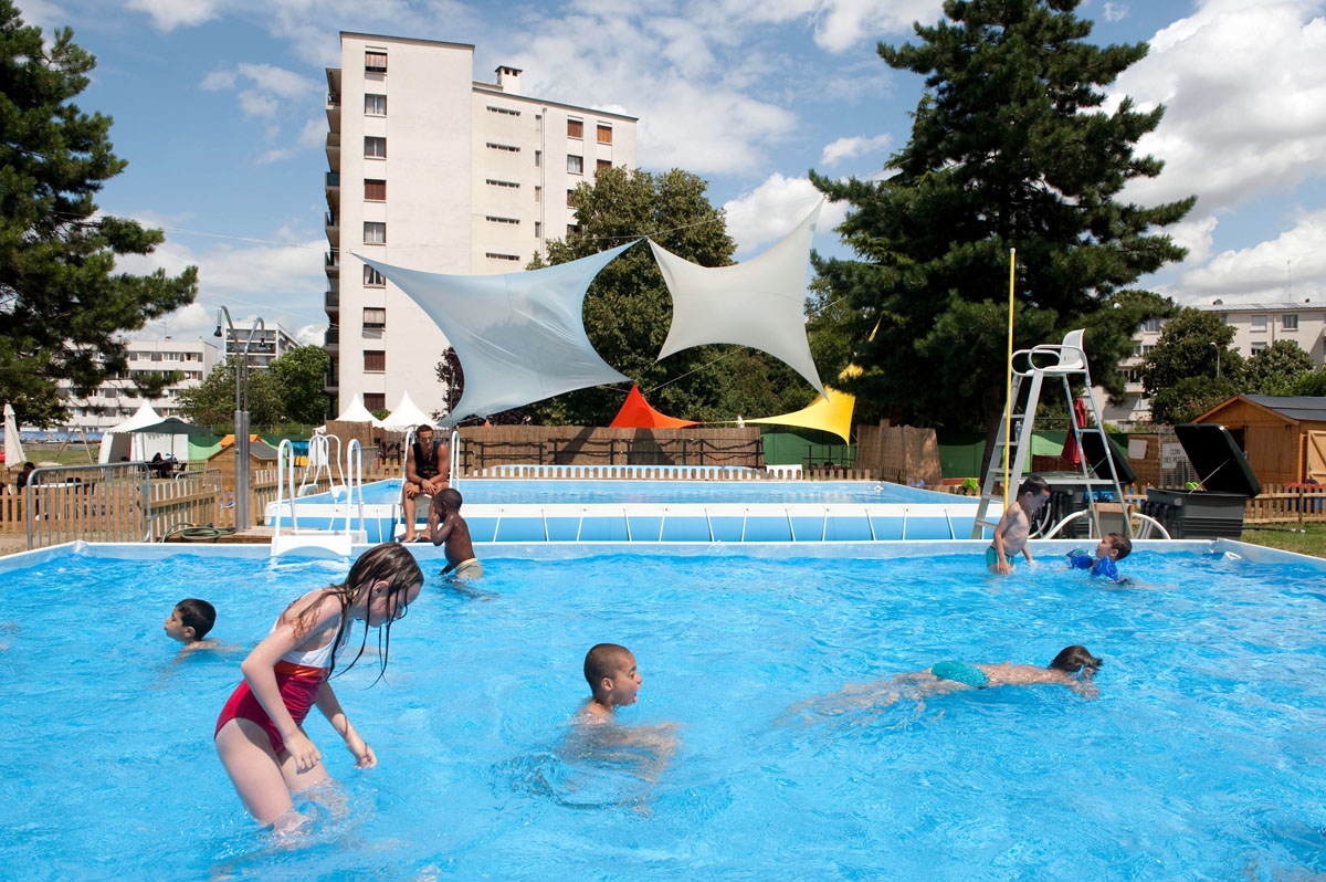 . Des enfants s'amusent dans l'eau d'une piscine installée au terrain Poincaré, le 24 juillet à la Courneuve, lors de laa cinquième édition de lâopération Courneuve-Plage qui durera cinq semaines. Cette année, un bassin supplémentaire viendra c