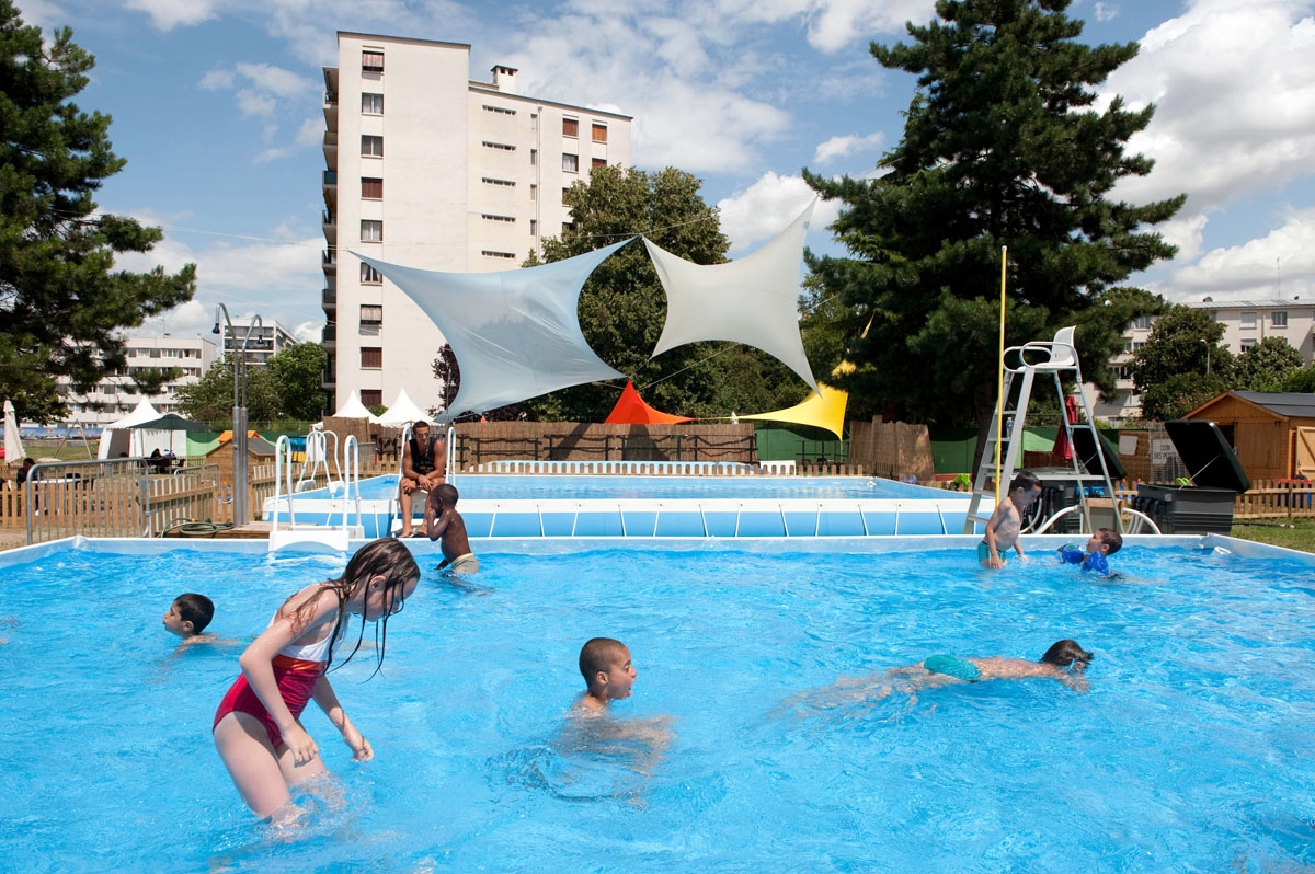  . Des enfants s'amusent dans l'eau d'une piscine installÃ©e au terrain PoincarÃ©, le 24 juillet Ã&amp;nbsp; la Courneuve, lors de laa cinquiÃ¨me Ã©dition de lâopÃ©ration Courneuve-Plage qui durera cinq semaines. Cette annÃ©e, un bassin supplÃ©mentaire viendra c