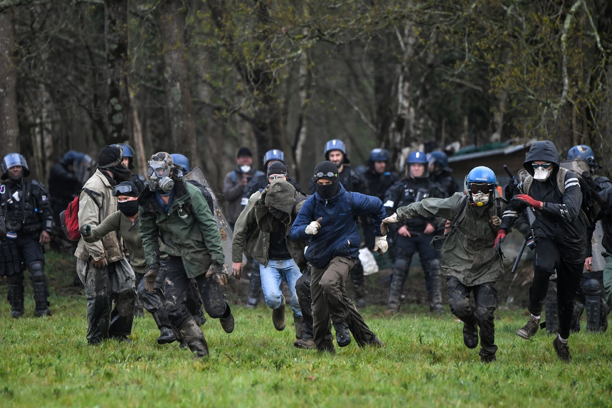 Protester clash with French anti-riot gendarmes during an operation to clear an area known as ZAD (Zone a Defendre - Zone to defend) of environmental protesters occupying the site of what had been a proposed new airport in Notre dame des Landes on April 1