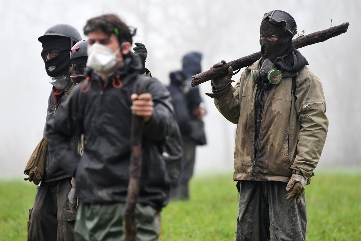 Protesters face riot forces when clashes erupt on April 10, 2018 during a police operation to raze the decade-old camp known as ZAD (Zone a Defendre - Zone to defend) at Notre-Dame-des-Landes, near the western city of Nantes, and evict the last of the pr