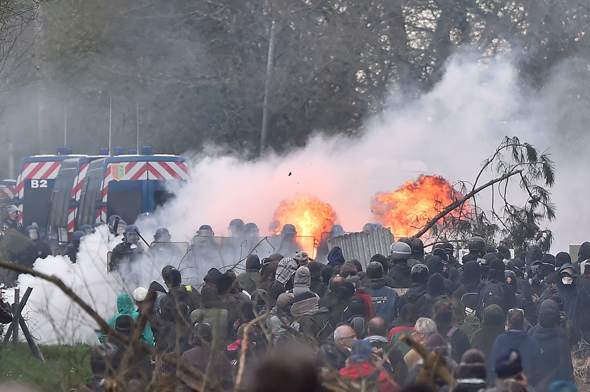 Protesters and gendarmes clash on April 11, 2018, during a police operation to raze the decade-old anti-capitalist camp known as ZAD (Zone a Defendre - Zone to defend) set up to protest a new airport in Notre-Dame-des-Landes, near the western French city