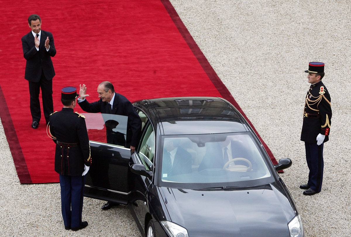 French president Jacques Chirac (R) waves as his successor Nicolas Sarkozy (L) applauds, as he leaves the Elysee Palace after the formal handover of power ceremony, 16 May 2007 in Paris
