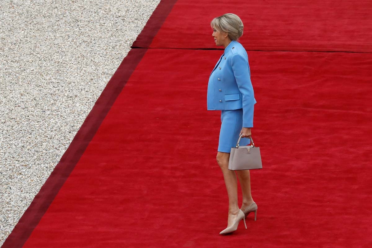 Emmanuel Macron's wife Brigitte Trogneux arrives at the Elysee presidential Palace to attend Emmanuel Macron's formal inauguration ceremony as French President on May 14, 2017 in Paris. / AFP PHOTO / POOL / Patrick KOVARIK