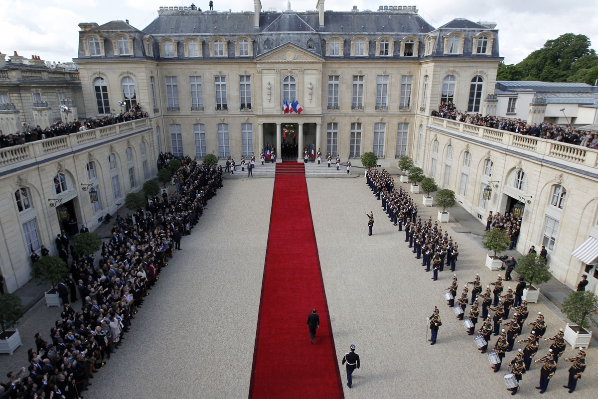 General view taken on May 15, 2012 shows the National guard and jounalists covering the investiture ceremony between France's President Francois Hollande and his predecessor Nicolas