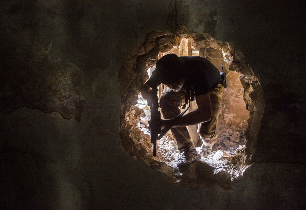 A member of Iraq's Counter-Terrorism Service (CTS) advances in the Old City of Mosul on July 5, 2017, during the government forces' ongoing offensive to retake the city from Islamic State (IS) group fighters.