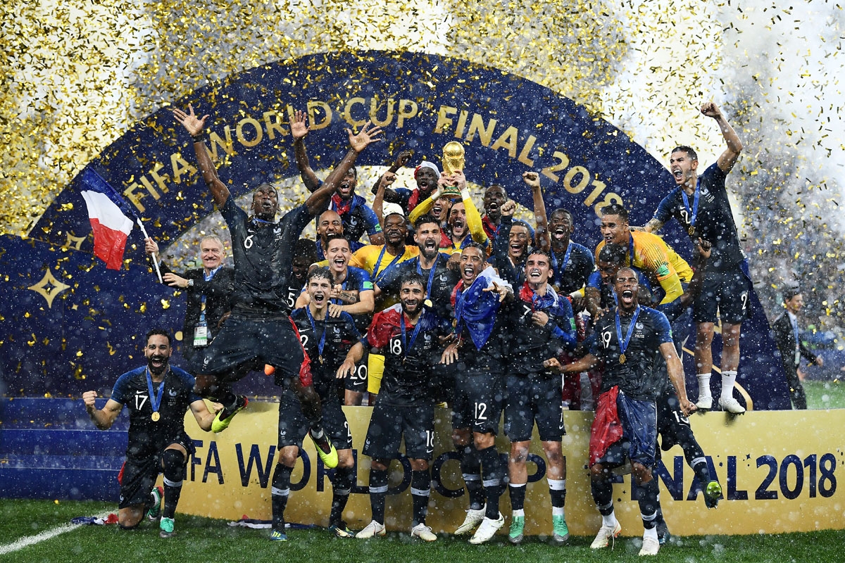 France's players celebrate as they hold their World Cup trophy during the trophy ceremony at the end of the Russia 2018 World Cup final football match between France and Croatia at the Luzhniki Stadium in Moscow on July 15, 2018. / AFP PHOTO / FRANCK FIF