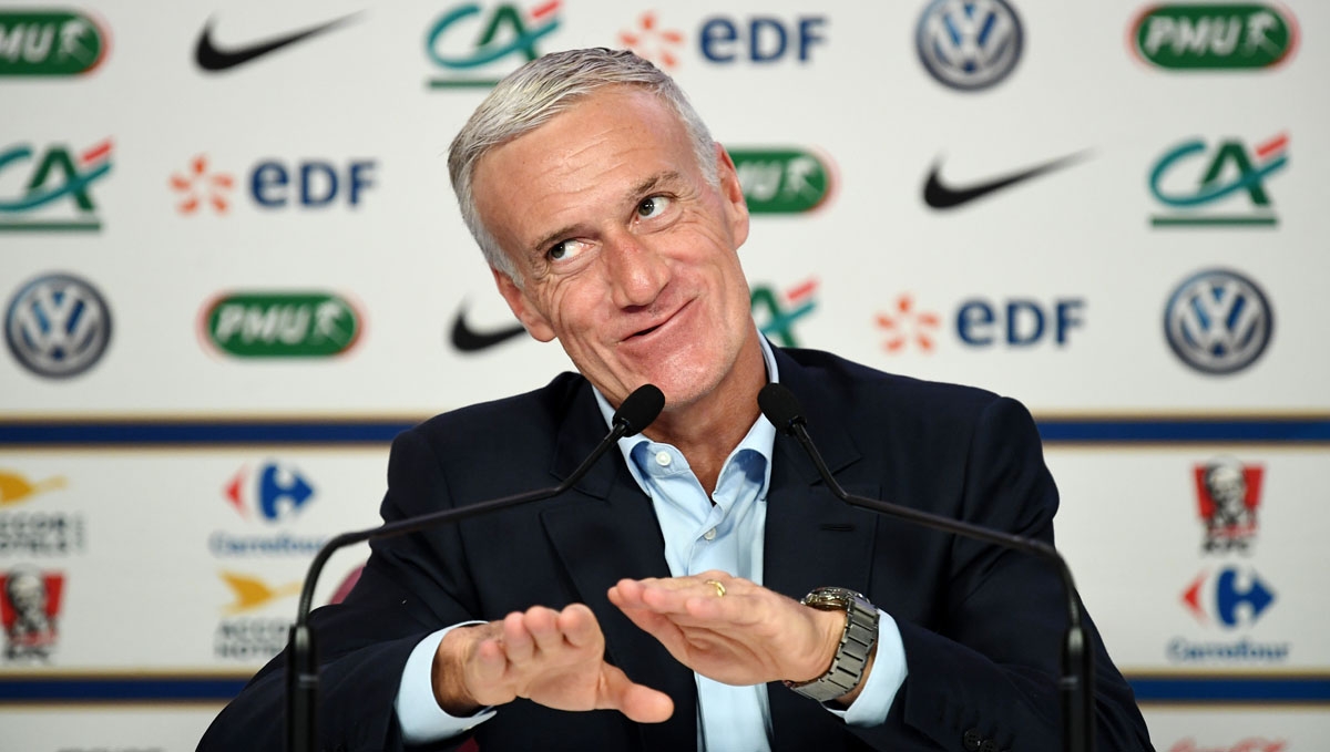 French national football team coach Didier Deschamps gestures as he gives a press conference in Paris on November 2, 2017 to announce the lines-up ahead of the friendly football matches against Wales and Germany. / AFP PHOTO / FRANCK FIFE