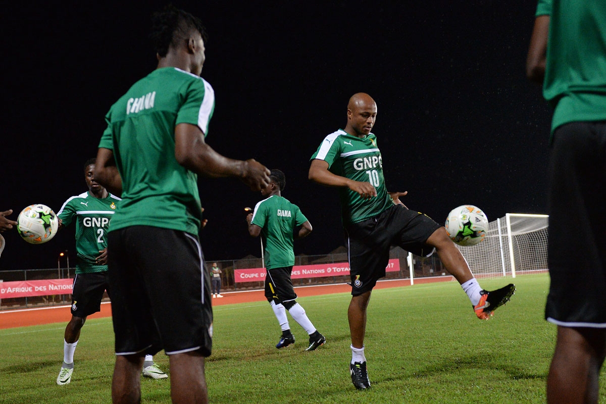 Ghana's forward Andre Ayew (R) takes part in a training session in Port-Gentil on January 15, 2017, during the 2017 Africa Cup of Nations football tournament in Gabon.