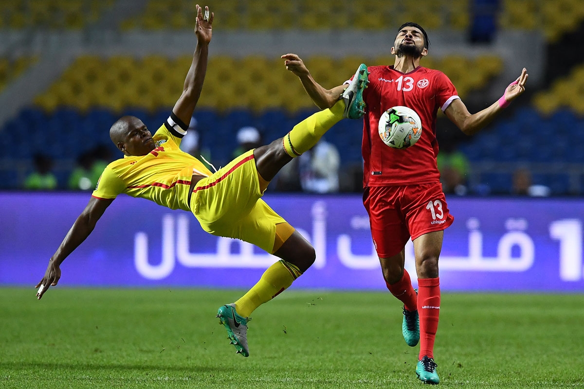 Zimbabwe's midfielder Willard Katsande challenges Tunisia's midfielder Ferjani Sassi (R) during the 2017 Africa Cup of Nations group A football match between Zimbabwe and Tunisia at the Stade de l'Amitie Sino-Gabonaise in Libreville on January 23, 2017.