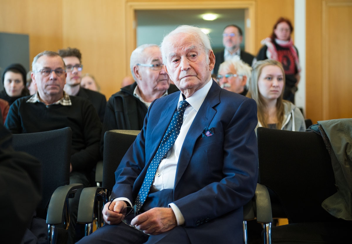 Auschwitz-survivor Leon Schwarzbaum attends a session of a trial against former Auschwitz guard Reinhold Hanning at the court in Detmold, western Germany, on April 29, 2016