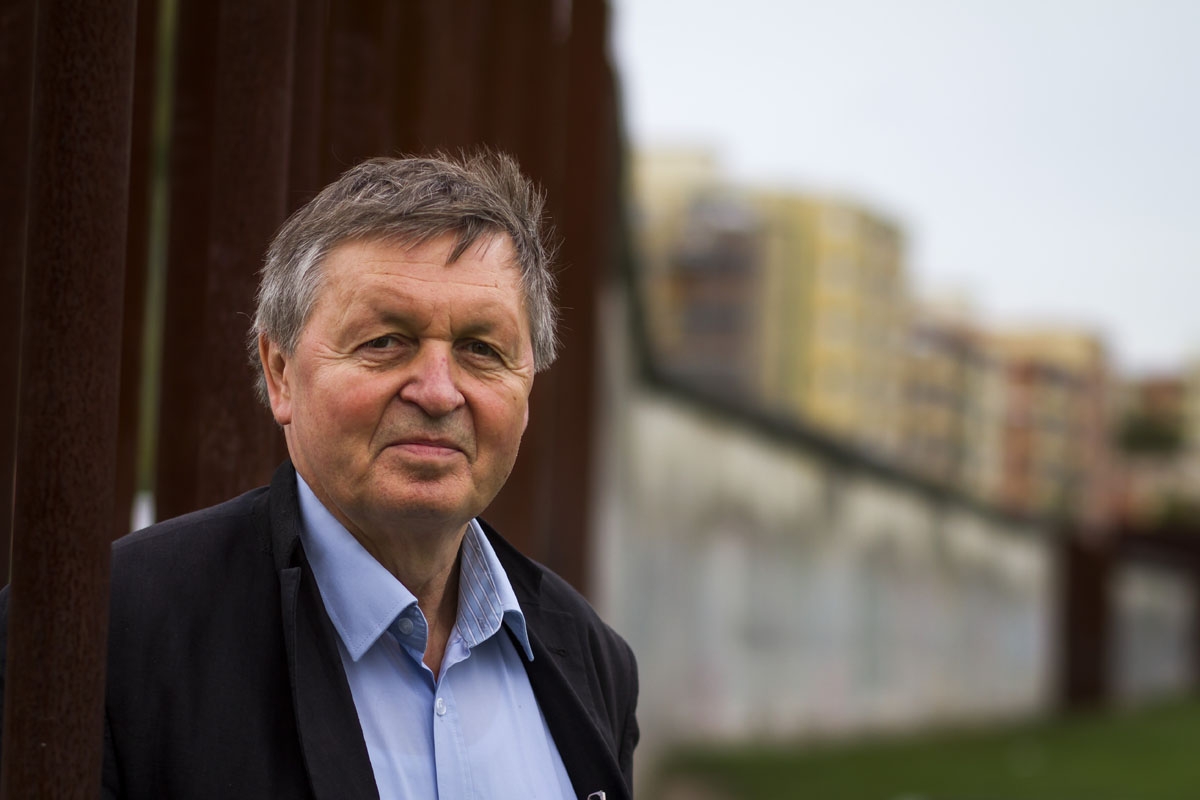 Hartmut Richter pose devant un vestige du "Mur", sur la Bernauer strasse, à Berlin, le 8 octobre 2014. (AFP / Odd Andersen)