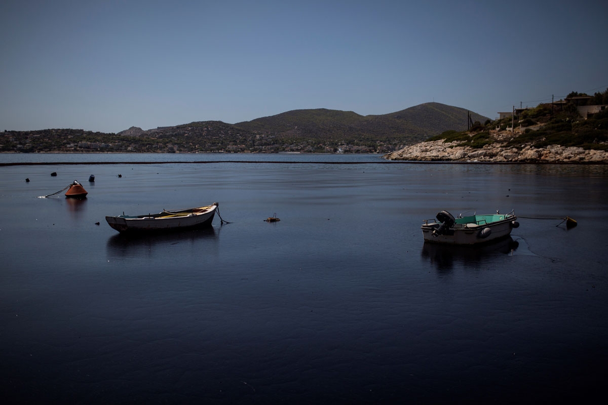 This picture taken on September 12, 2017 shows an oily sea on a beach of Salamis island near Athens, after an old tanker sank close to Salamis island over the weekend. This picture taken on September 12, 2017 shows an oily sea on a beach of Salamis island near Athens, after an old tanker sank close to Salamis island over the weekend.