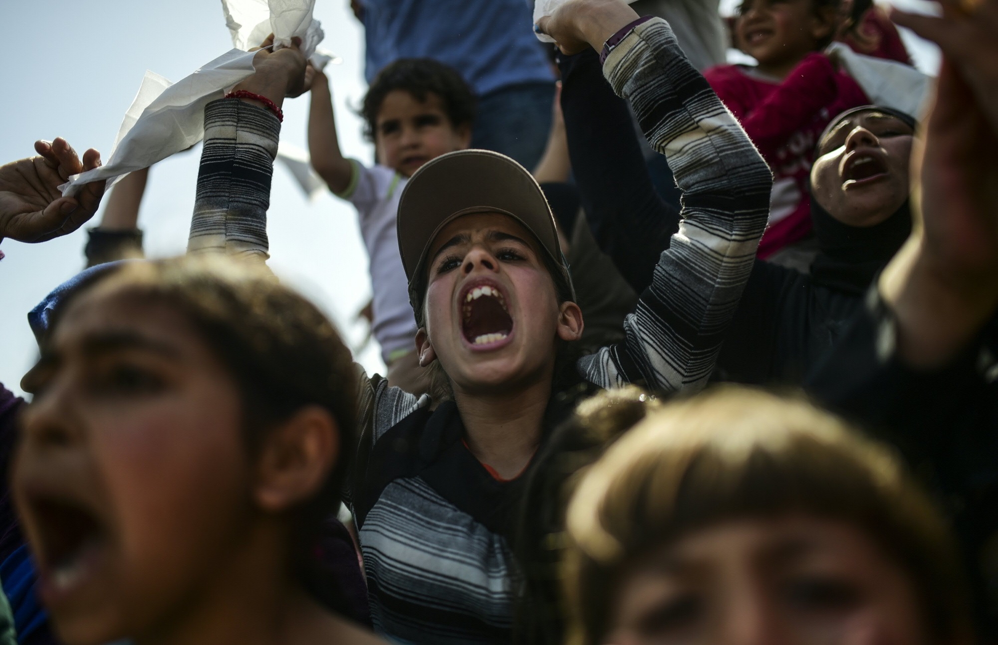 Des réfugiés massés devant la frontière macédonienne à Idomeni, en Grèce, le 6 avril 2016 Des réfugiés massés devant la frontière macédonienne à Idomeni, en Grèce, le 6 avril 2016