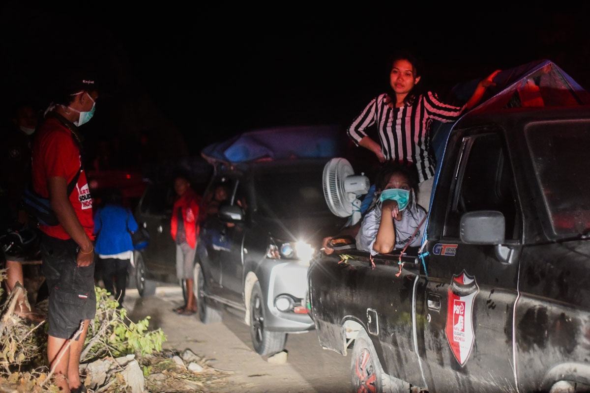 Residents stuck in a traffic jam trying to leave Palu after an earthquake and a tsunami, September 30, 2018.