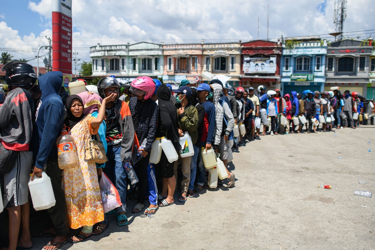 Survivors line up at a gas station to get gasoline, Palu, October 1, 2018.