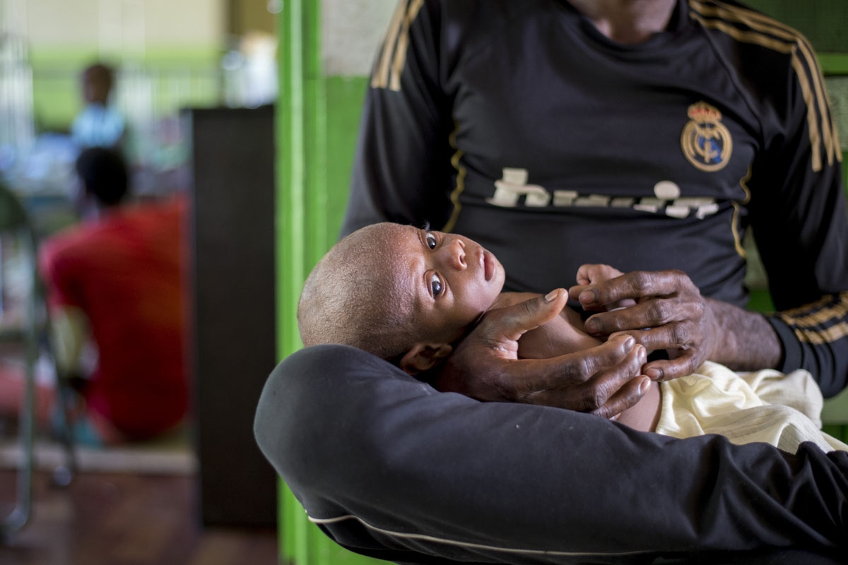 Un père et son enfant, dans un hôpital à Agats, Papouasie, Indonésie, le 25 janvier 2018.