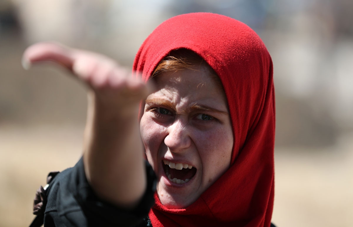 A displaced Iraqi girl reacts as she evacuates from western Mosul's Zanjili neighbourhood on June 1, 2017 during ongoing battles between Iraqi forces to retake the city from Islamic State (IS) group fighters