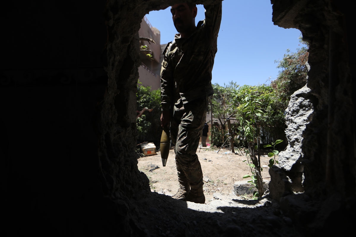 A member of the Iraqi government forces holds a rocket-propelled grenade as they advance in western Mosul's Zanjili neighbourhood on June 7, 2017, during ongoing battles against Islamic State (IS) group fighters.