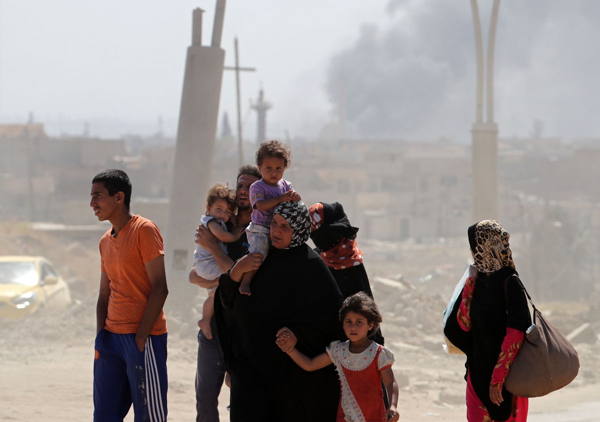 Iraqis flee their homes as government forces advance in western Mosul's Zanjili neighbourhood on June 7, 2017, during ongoing battles to retake the city from Islamic State (IS) group fighters