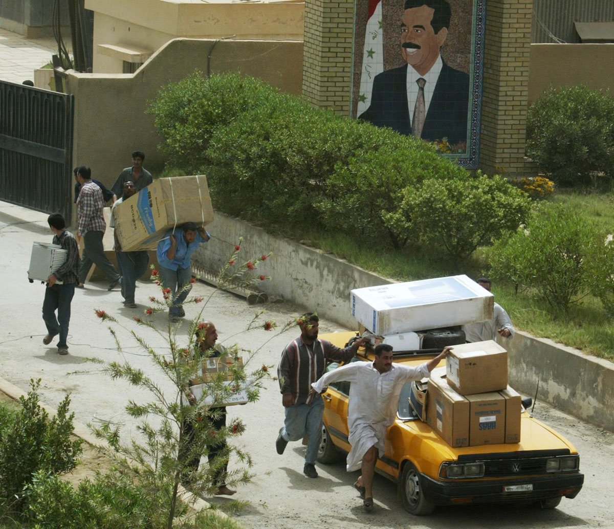Iraqis loot the oil ministry storage facility in Baghdad 09 April 2003. US troops have entered without resistance overnight into the teeming northeast Shiite suburb where massive acts of looting were reported in the morning, witnesses reported.