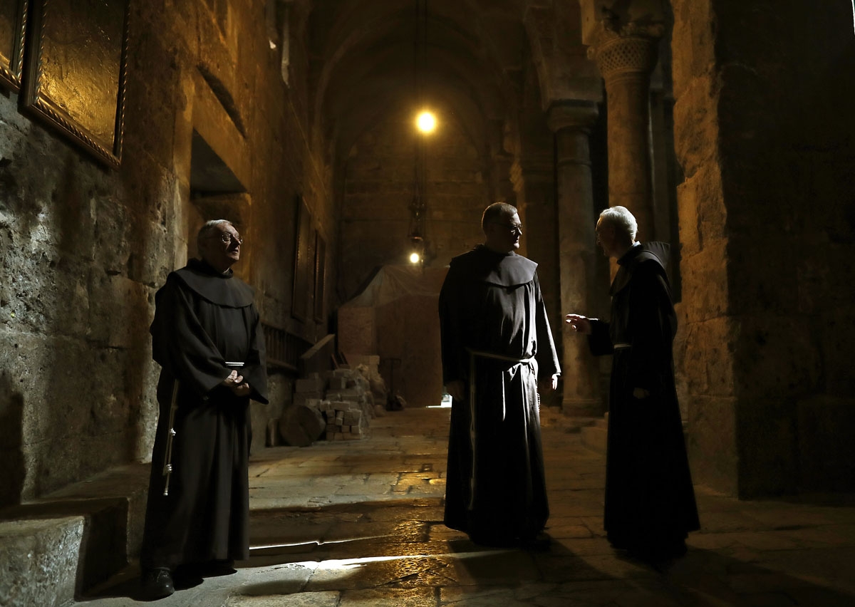 Moines franciscains, dans une aile de l'église du Saint-Sépulcre, le 21 février 2018.