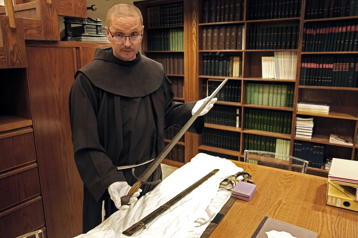 Le moine franciscain Serge Loktionov montre l'épée utilisée depuis le 13è siècle par le Custode, le chef des Franciscains en Terre Sainte, pour adouber les chevaliers du Saint-Sépulcre.