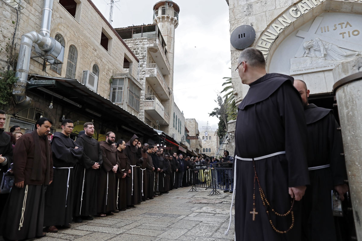 Des moines Franciscains, à la troisième station du Chemin de croix, sur la Via Dolorosa, à Jérusalem, le 23 février 2018.