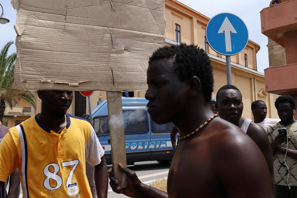 A picture taken on June 4, 2018 shows migrant farm-workers marching during a protest in Gioia Tauro against the killing of Soumaila Sacko, a 29-year-old Malian migrant farm worker killed on the night of June 2 to 3 in a shooting that also injured two oth