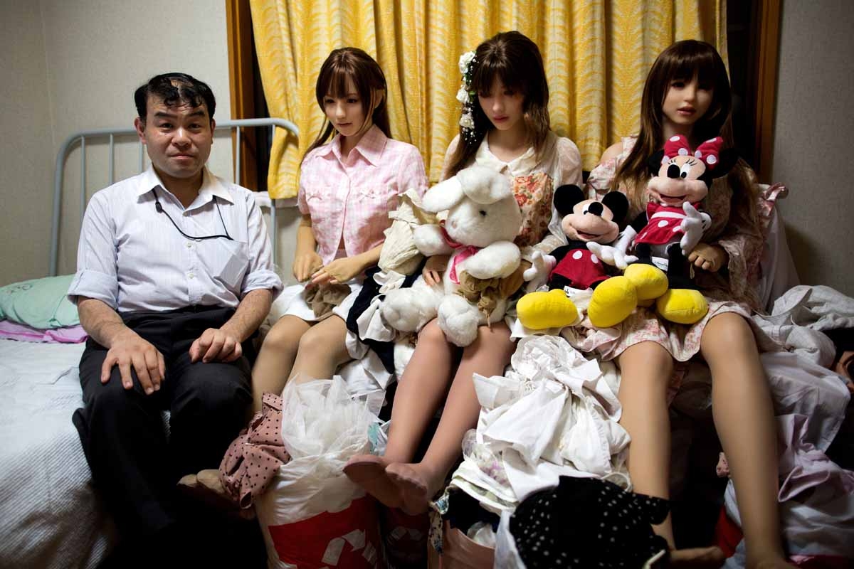 Masayuki Ozaki avec ses poupées à son domicile de Tokyo, le 9 mai 2017.