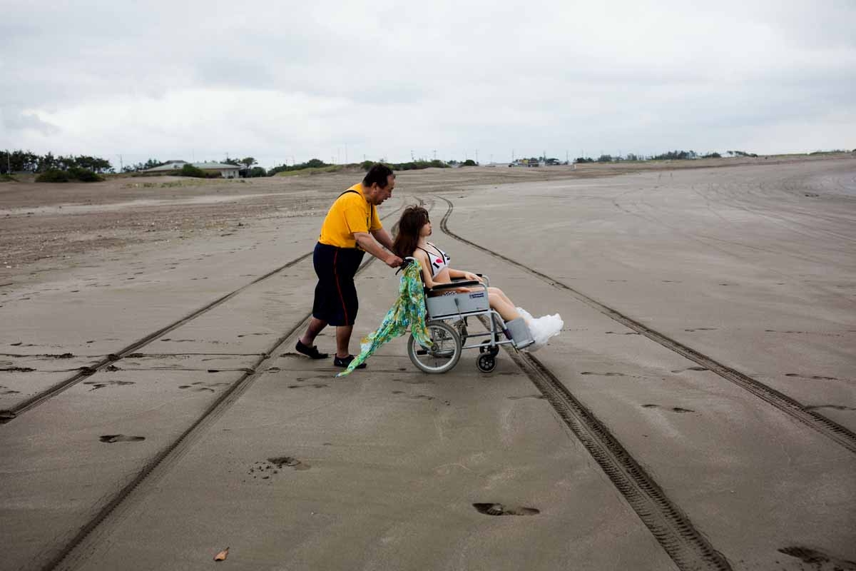 Senji Nakajima, 62 ans, emmène sa poupée Saori à la plage, à Kujukuri, préfecture de Chiba, le 14 juin 2017.