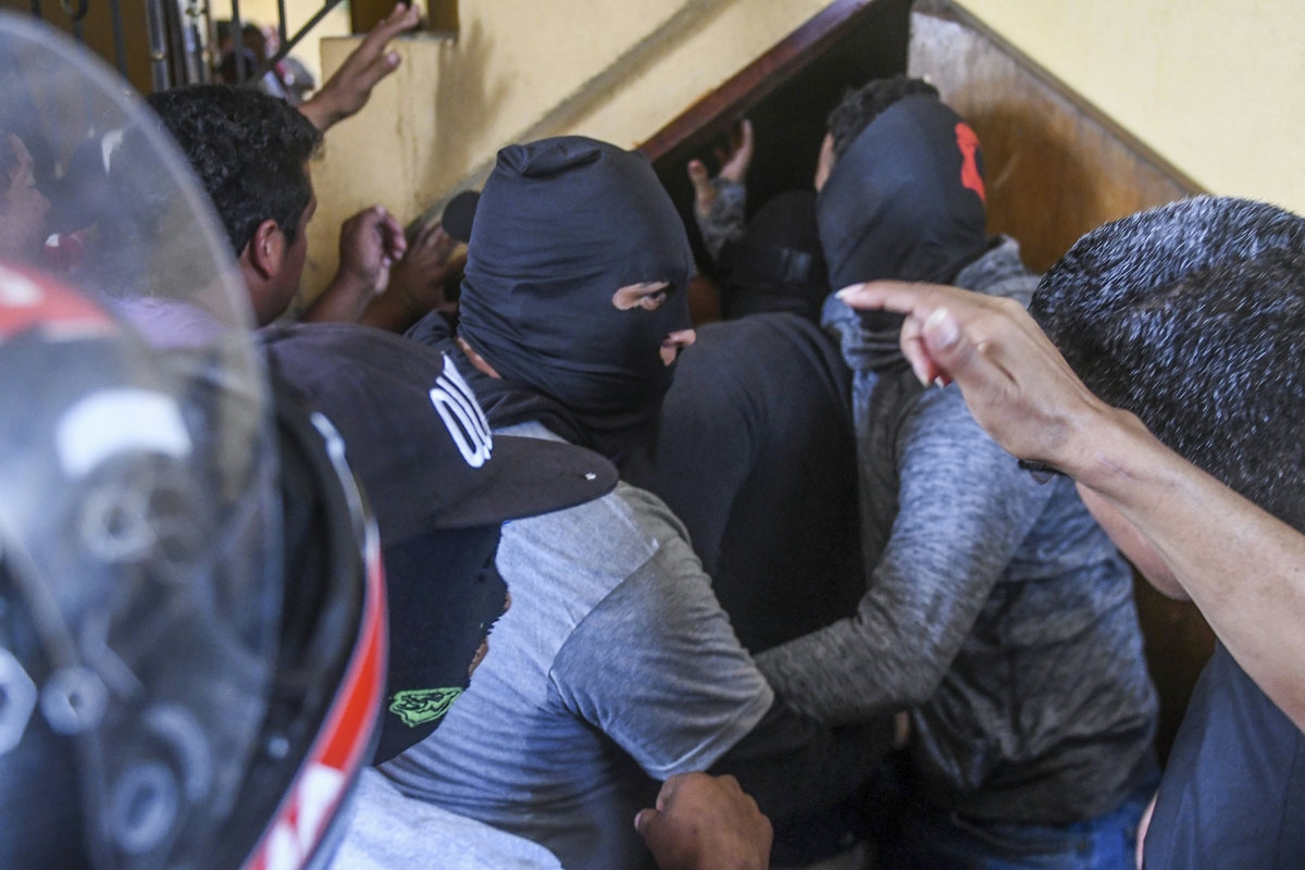 Paramilitaries burst into the San Sebastian Basilica, in Diriamba, Nicaragua on July 09, 2018. Supporters of the government of Nicaraguan President Daniel Ortega besieged and insulted bishops who had earlier arrived in Diriamba. / AFP PHOTO / MARVIN RECIN