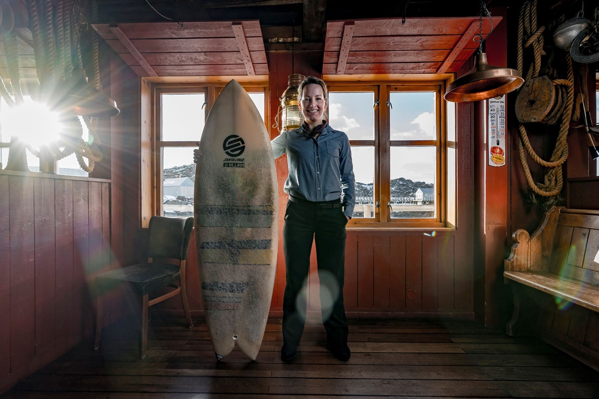 Lisa Blom, 38 ans, de Suède, dirige un hôtel à Kabelvag. Ici à Svolvaer, le 7 mars 2018. "Le surf en hiver est meilleur parce que les vagues sont plus grosses mais l'été, avec le soleil de minuit, l'ambiance est fantatstique, avec des sorties à la plage e