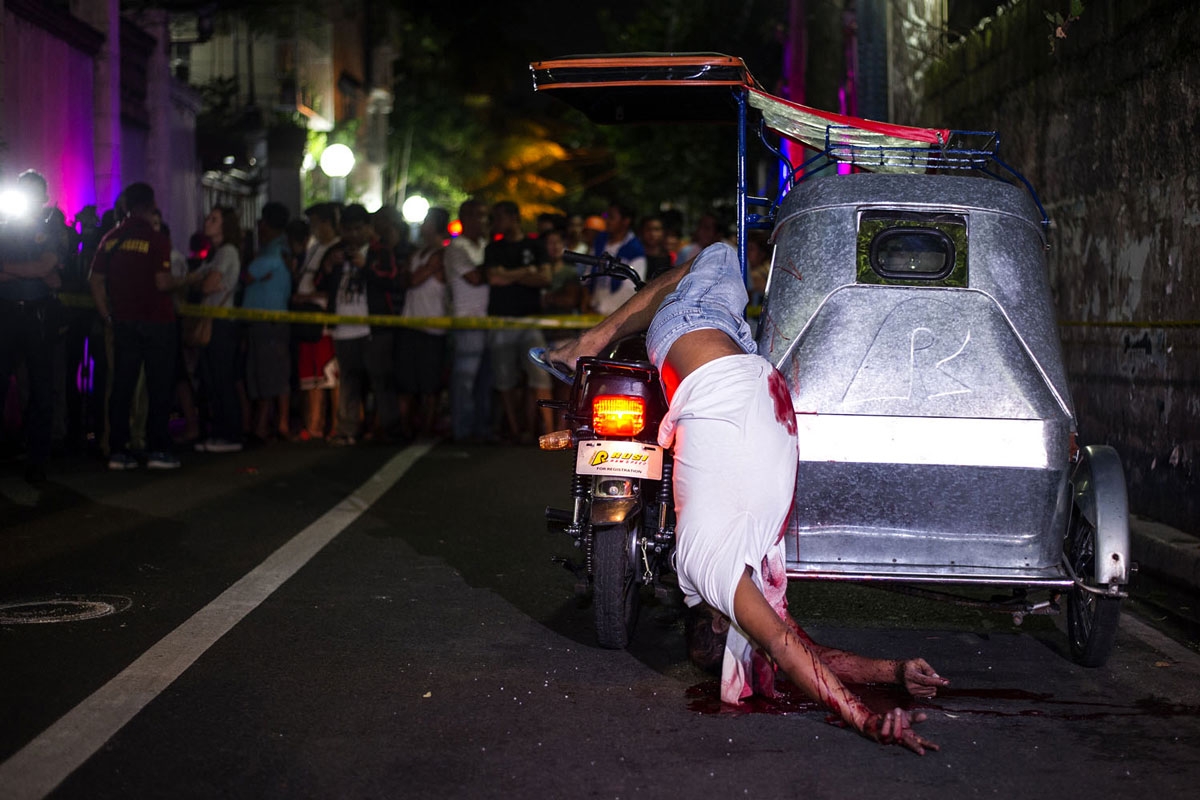 A tricycle driver shot dead by gunmen in Manila on July 22, 2016 (AFP / Noel Celis)