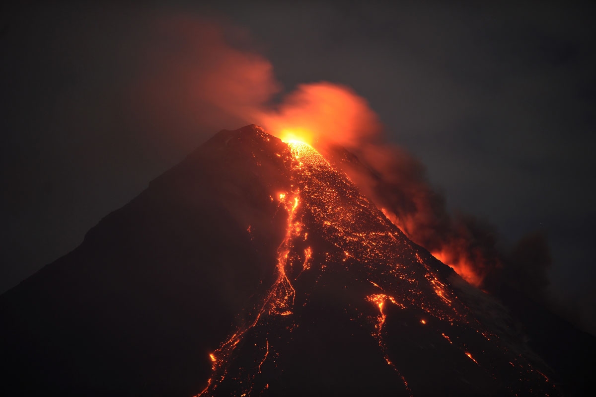 This photo taken on January 28, 2018 shows Mayon volcano spewing lava ash from its crater, as seen in Daraga town, south of Manila in Albay province.