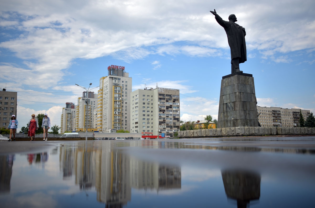 A picture taken on June 19, 2018 shows a Lenin statue reflected in a puddle in the city of Nizhny Novgorod, during of the Russia 2018 World Cup football tournament. / AFP PHOTO / Johannes EISELE