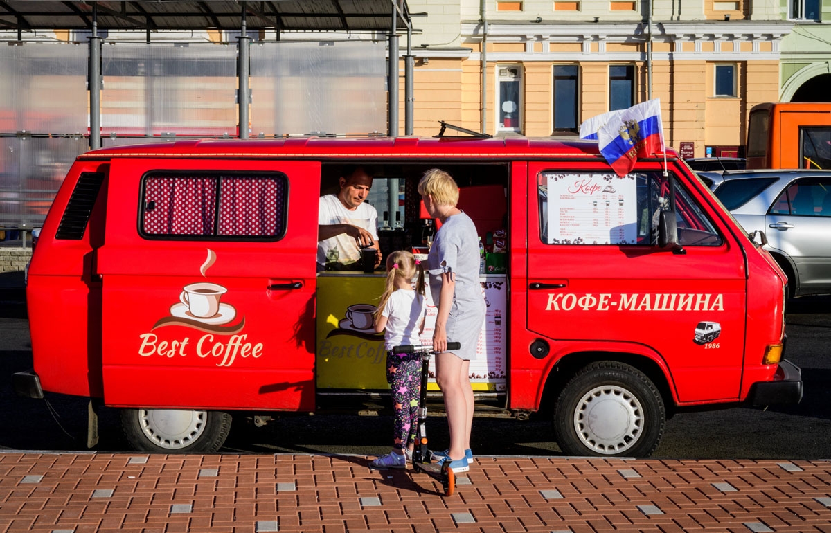 A street vendor sells espresso machine made coffee on a street in the center of Nizhny Novgorod on July 4, 2018. Nizhny Novgorod will host the quarter-final football match of the FIFA World Cup 2018 between Uruguay and France on July 6. / A