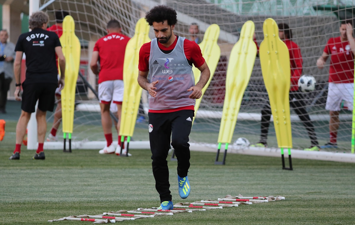 Egypt's forward Mohamed Salah attends a training session at the Akhmat Arena stadium in Grozny, on June 22, 2018 during the Russia 2018 World Cup football tournament. / AFP PHOTO / KARIM JAAFAR