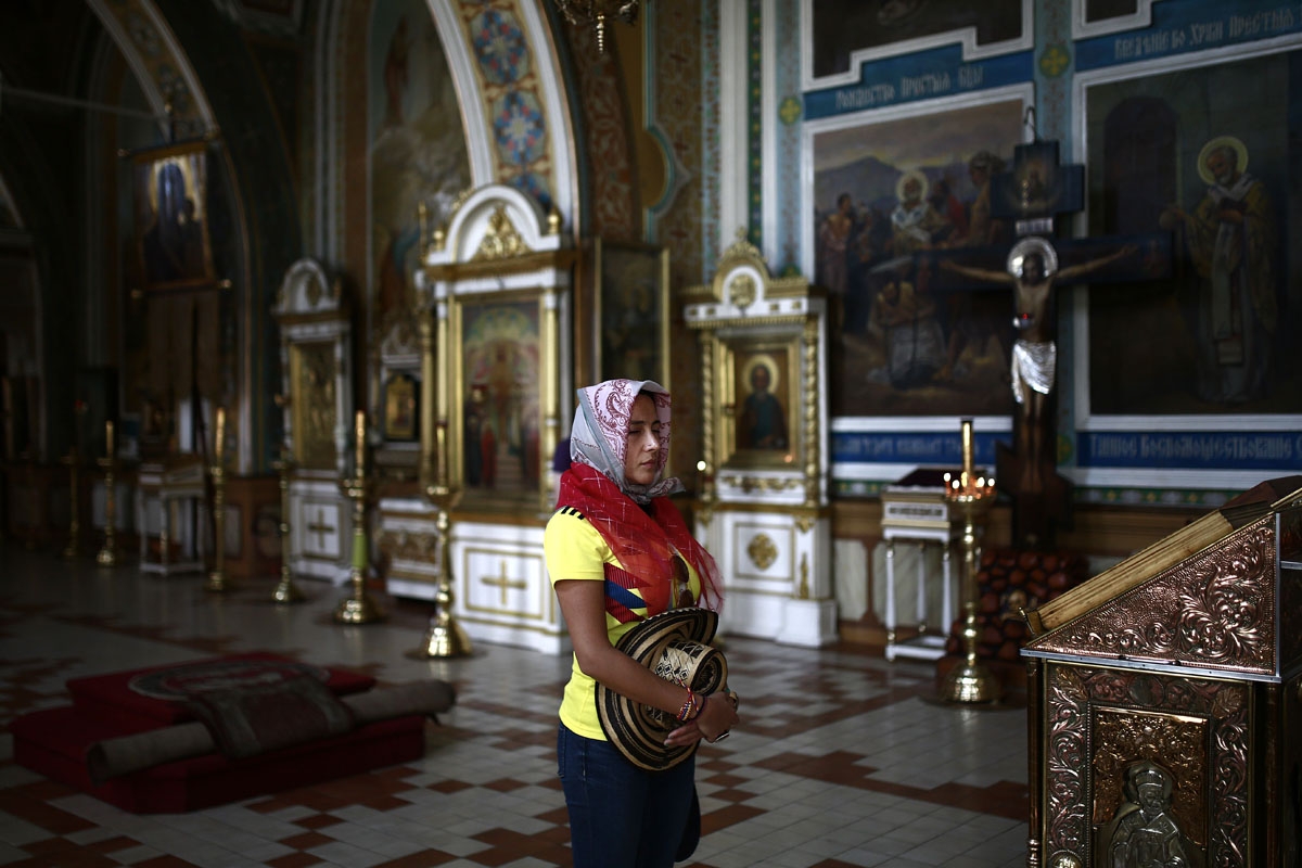 A Colombian supporter prays at an Orthodox Church in Kazan on June 24, 2018, during the Russia 2018 World Cup football tournament. / AFP PHOTO / Benjamin CREMEL
