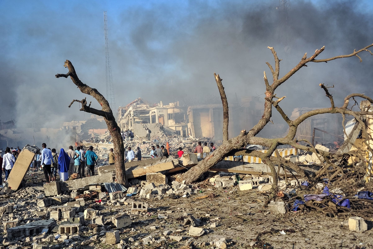 Men and Somalian soldiers arrive on the site to rescue victims of the explosion of a truck bomb in the centre of Mogadishu, on October 14, 2017. A truck bomb exploded outside a hotel at a busy junction in Somalia's capital Mogadishu on October 14, 2017 ca