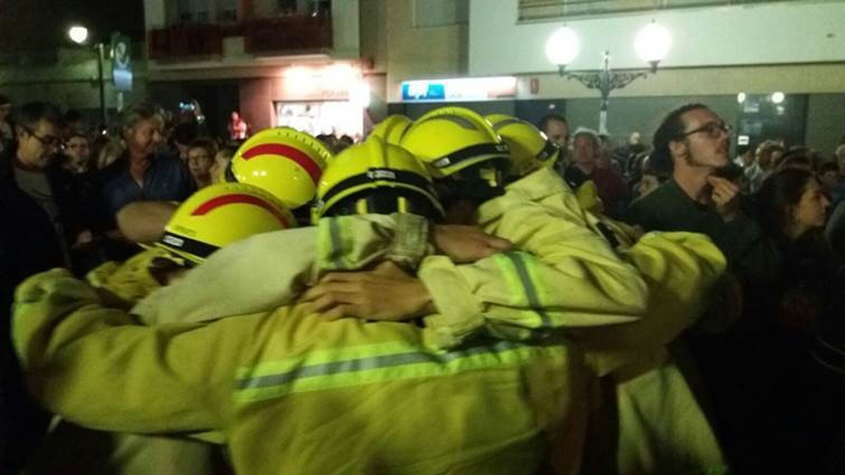 Les "neuf points jaunes" après avoir évité l'affrontement entre policiers et manifestants, 3 octobre 2017, à Barcelone