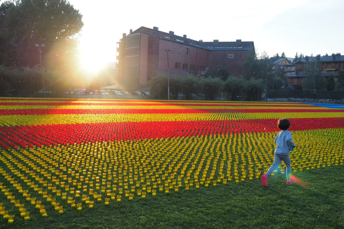 A child runs by a Catalonia's independantist flag made of 82000 candles in Llivia, in the Spanish Pyrenees near the French and Andorran borders on September 23, 2017