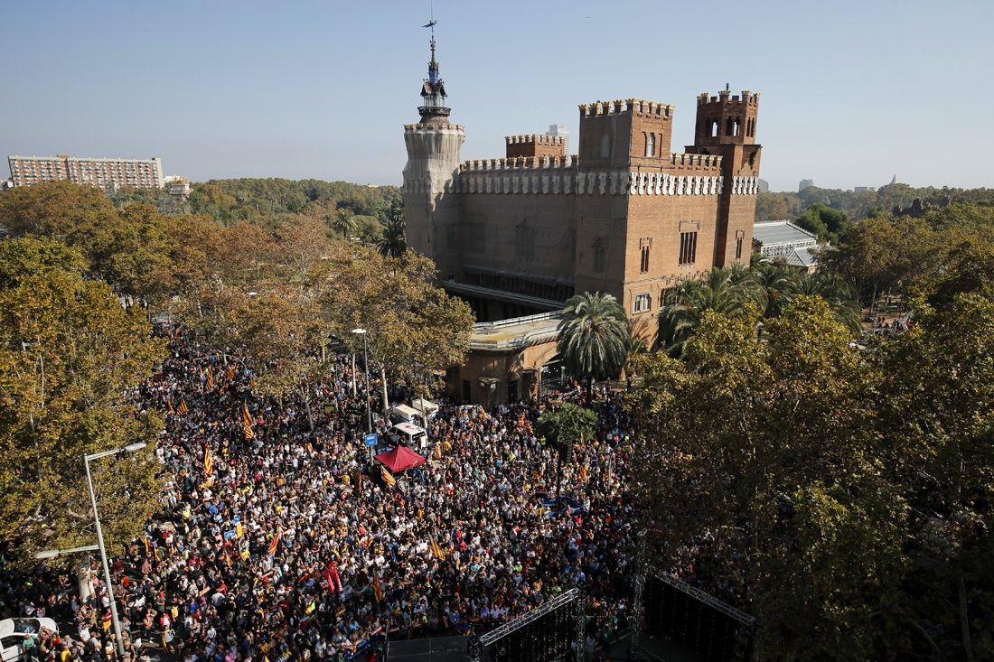 People gather outside the Catalan parliament in Barcelona on October 27, 2017, during a plenary session to debate a motion on declaring independence from Spain.